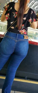 Pocketless Jeans Are So Sexy