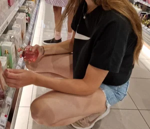 Amazing creepshots of a candid chick in fringed denim shorts