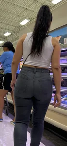 Mature Brunette in jeans‼️