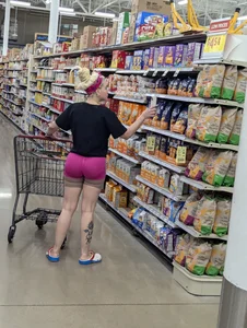 Latina mami w/ amazing bubble in pink shorts