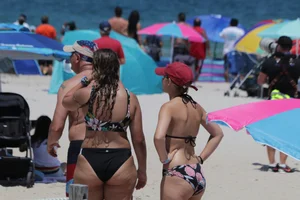 Candid Florida beach and bikini girls
