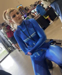 REALLY TIGHT blonde babe in samus cosplay!