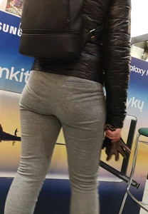 Girl with decent ass and vpl in grey sweatpants