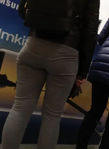 Girl with decent ass and vpl in grey sweatpants