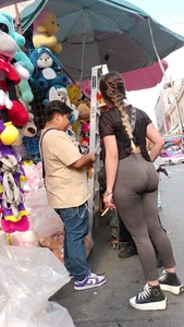 Latina con tremendo culo en Leggings