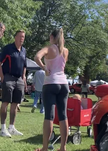 Car show MILF in leggings has a nice gap