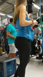 LEGGINGS / SPANDEX  Hot Readhead with BUBBLE BUTT