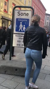 Candid babe with a nice ass in tight jeans
