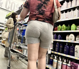 Nice buns in grey short‼️