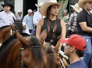 Latina cowgirls gitty up! Non OC