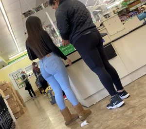 Just a Latina in jeans here …🤤