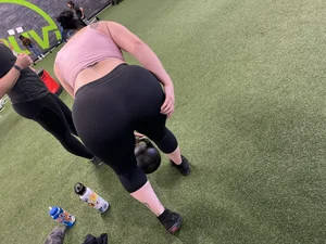 Gym PAWG Pt2 (nike pro leggings, juicy booty(oc))