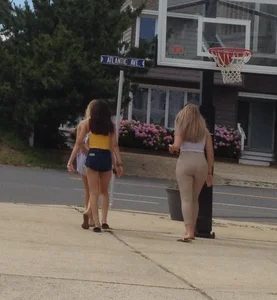 Couple teens walking in shorts and leggings