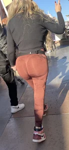 Sexy BBL in brown leggings