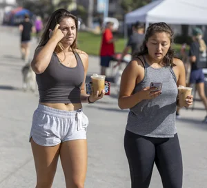 Hot candid summer girls in shorts, leggings and crop tops