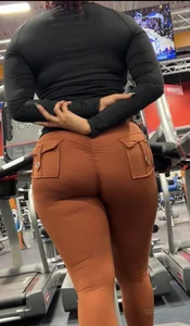 iNSANE LIGHT SKIN RED HEAD EBONY WIT craZ PHAT ASS(tread mill)