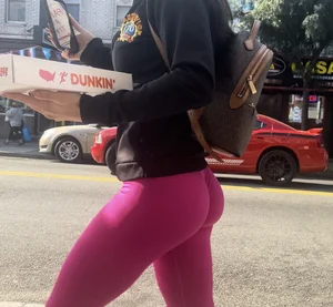 Jiggly Buttle butt in bright pink gym leggings