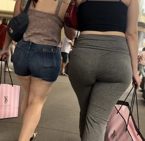 Jiggly pawg with her pawg mother (OC)
