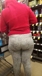 Ebony babe with a big booty in grey leggings