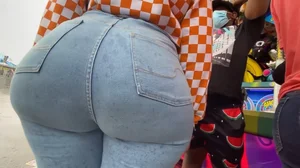 BIG AND VOLUMOUS ASS (NOT OC)