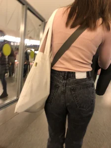 Candid chick wearing tight grey jeans subway escalator creepshot