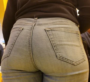 Blonde pawg in tight jeans