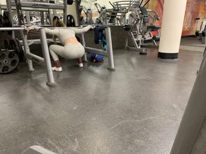 Hot gym babe in grey leggings with a nice ass doing squats