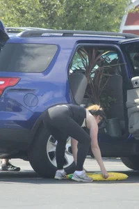 Hoe Depot girl with big booty loading her SUV in leggings with vpl