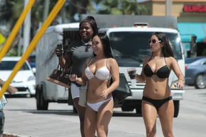 Group of Florida bikini babes and a sexy Asian busted