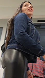 MILF in shiny black leather pocketless leggings