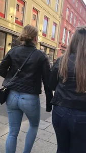 Candid babe with a nice ass in tight jeans