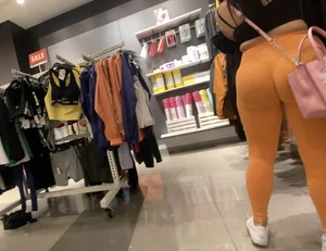 Big booty in orange leggings had me shook