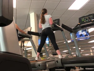 Hot candid gym babe on the treadmill with a sexy ass in Lulu leggings