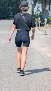 AMAZING very slim Girl in short black legging. oc
