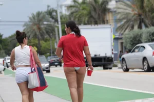 Candid Florida beach and bikini girls