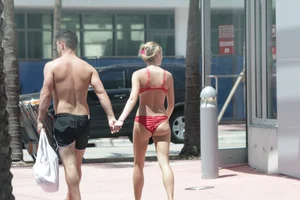 Candid Florida beach and bikini girls