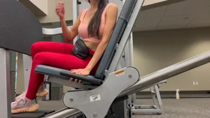Epic candid gym babe working out in red textured leggings with an amazing ass