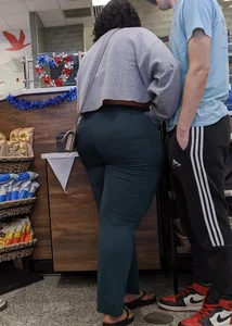 Thick curlyhead goddess in blue leggings