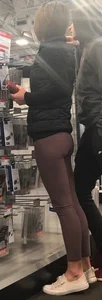 Skinny lady at Best Buy in tight leggings