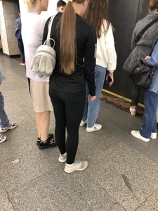 VPL subway teen wearing leggings