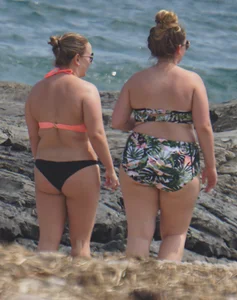 Thick and sexy bikini babe in black and peach bikini outfit