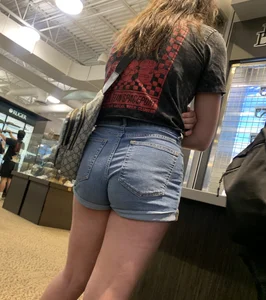 Jean shorts booty