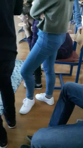 Candid college teen's booty in tight blue jeans