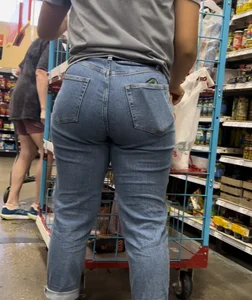 Tight Bubble Ass in Jeans Mami