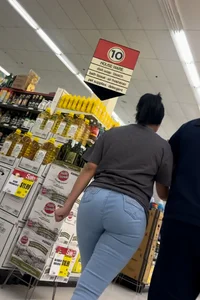 Juicy🍑 latina in tight jeans