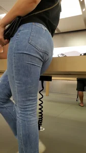 Apple store girl in tight jeans with a nice booty
