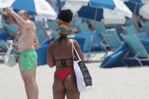 Candid Florida beach and bikini girls