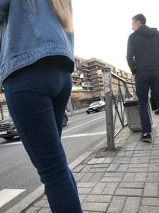 Nice candid girl crossing the street, hot ass and slim legs in tight blue jeans
