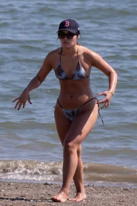 Don’t click if you hate chicks in bikinis