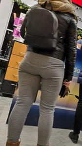 Girl with decent ass and vpl in grey sweatpants